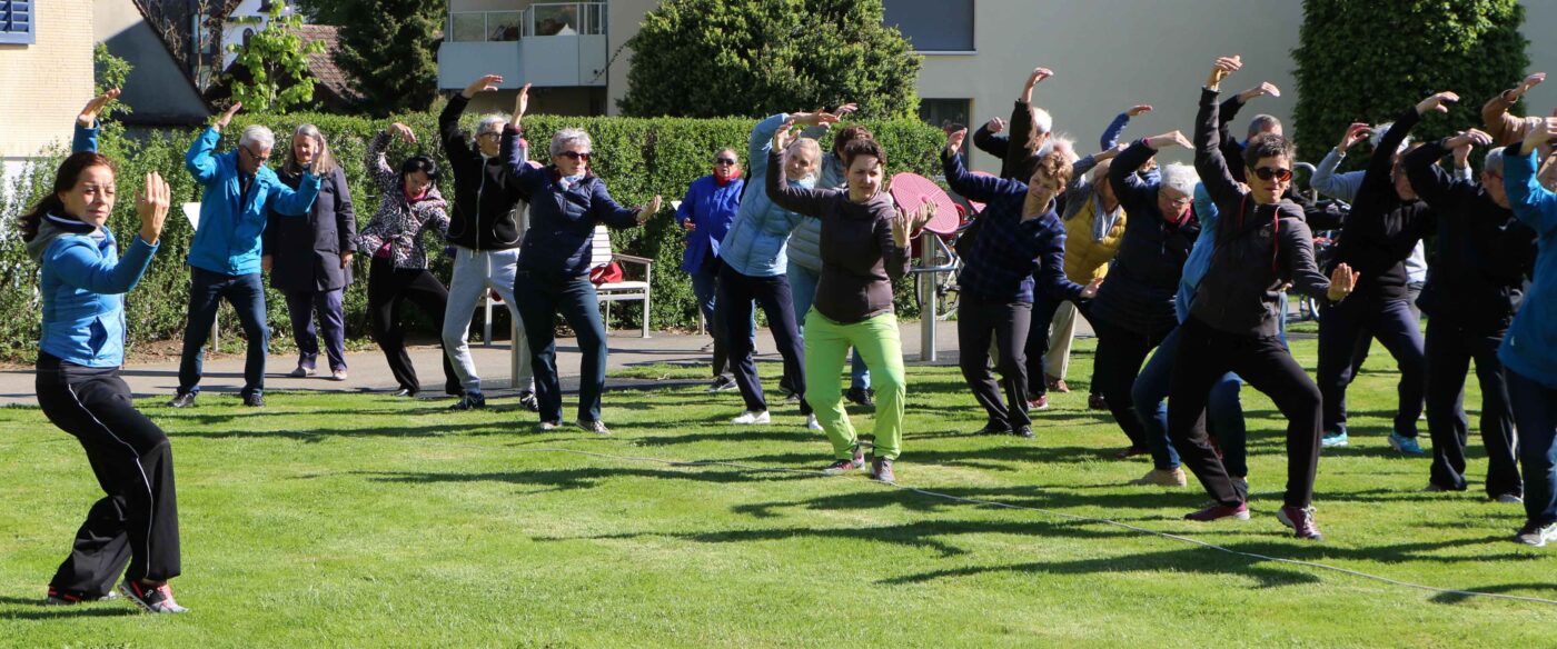 Eine Gruppe beim Tai Chi und Qi Gong