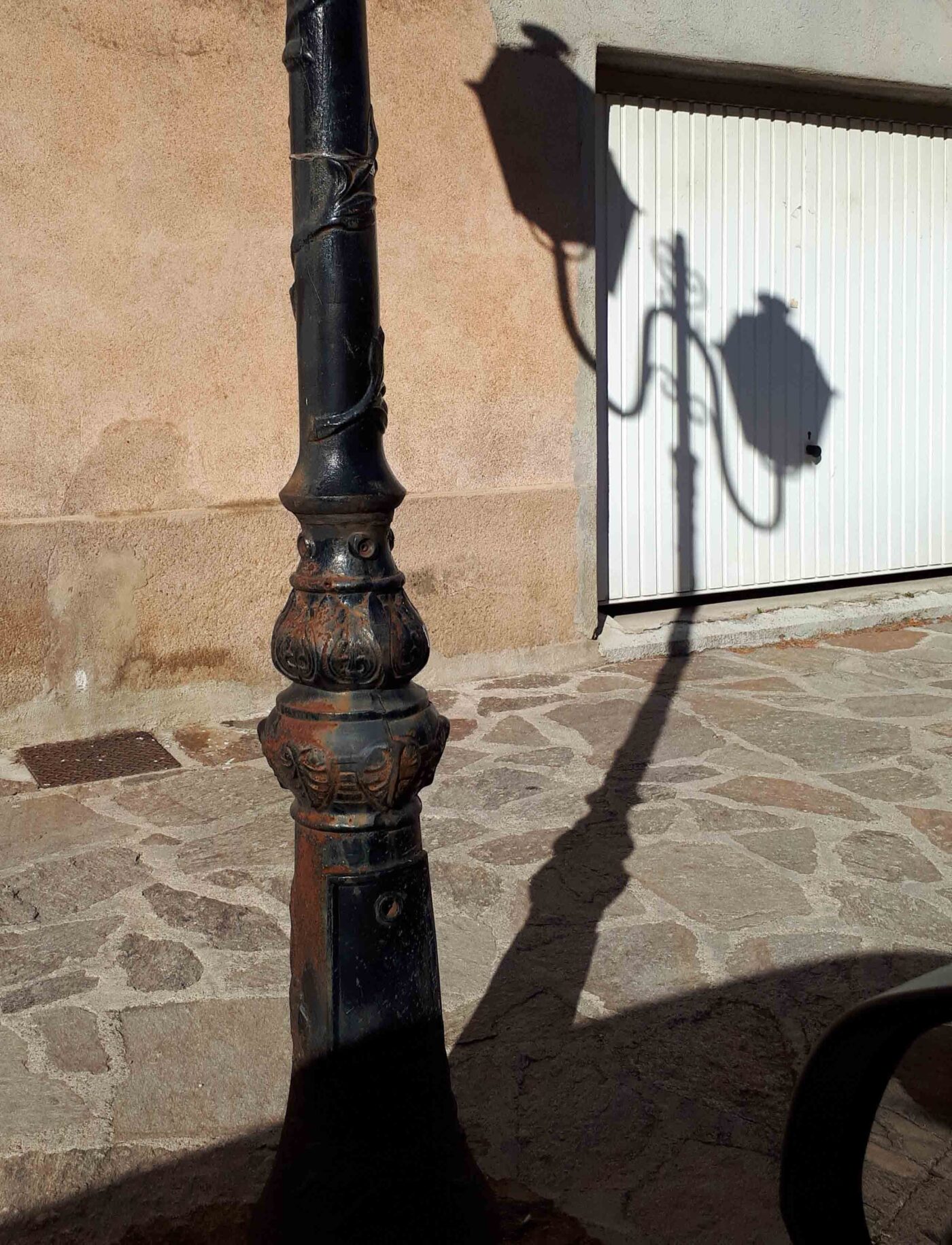 Alte Strassenlaterne wirf einen Schatten