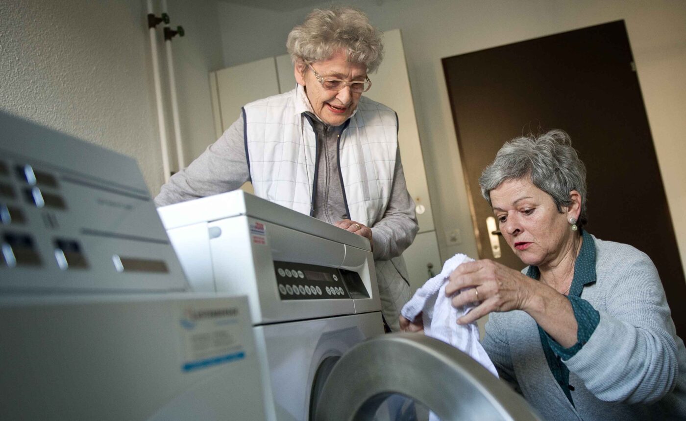 Zwei Frauen beim Waschen