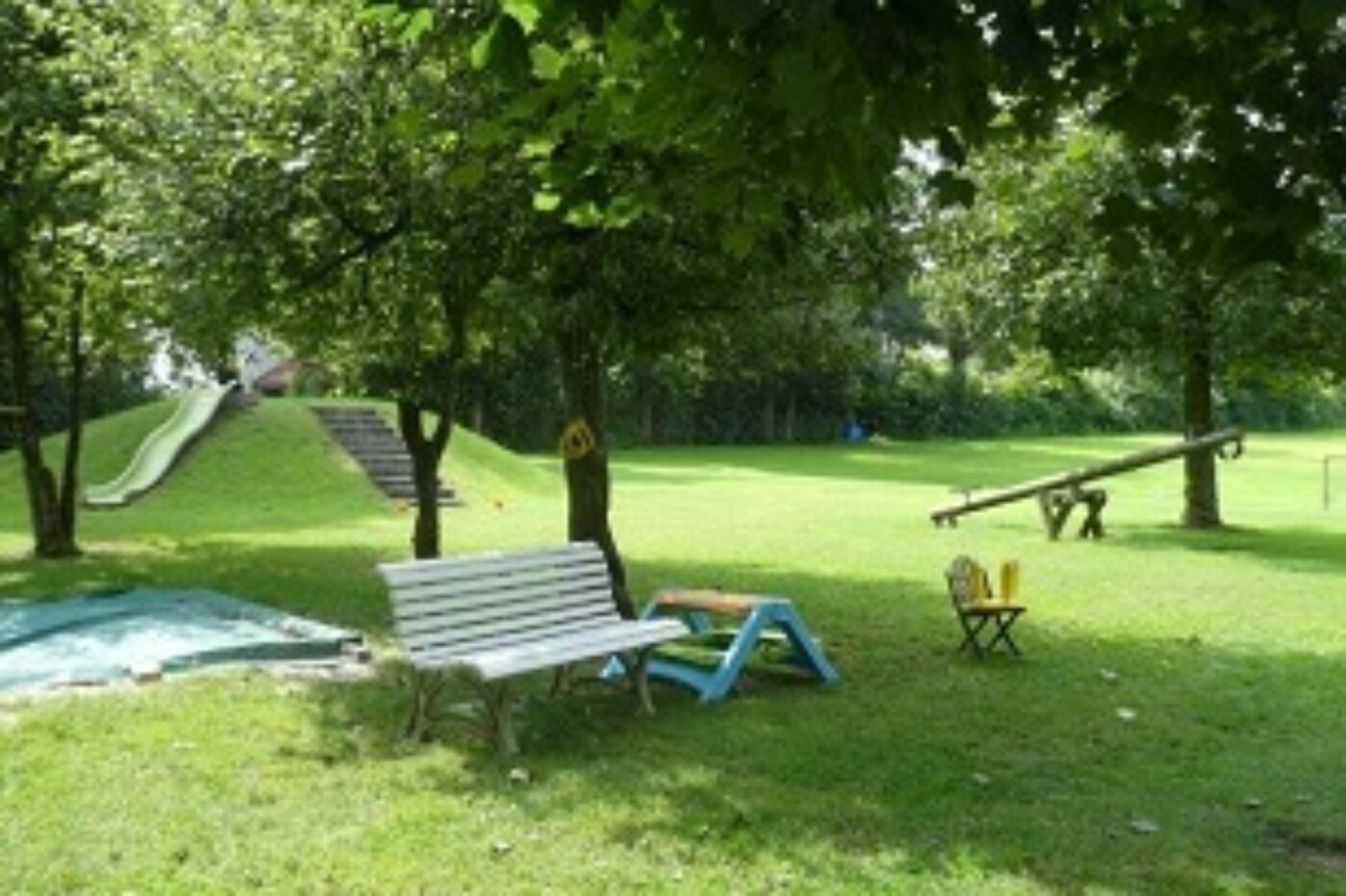 Ein Spielplatz im Grünen