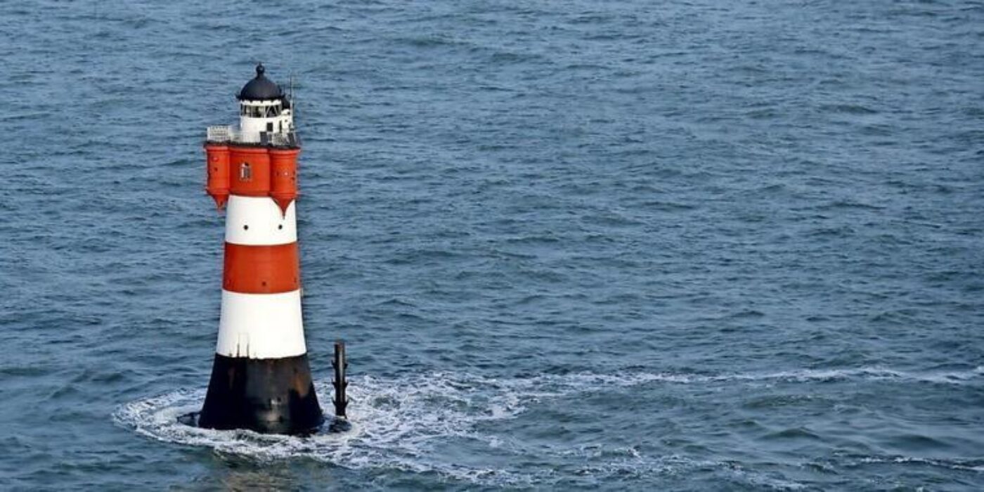 Ein Leuchtturm mitten im Meer