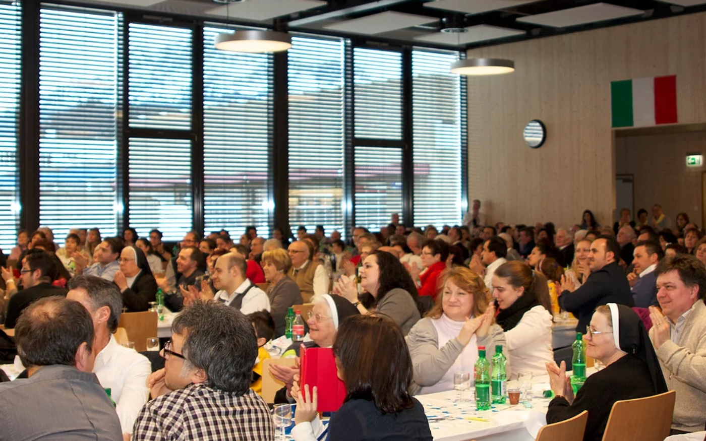 Saal gefüllt mit Leuten