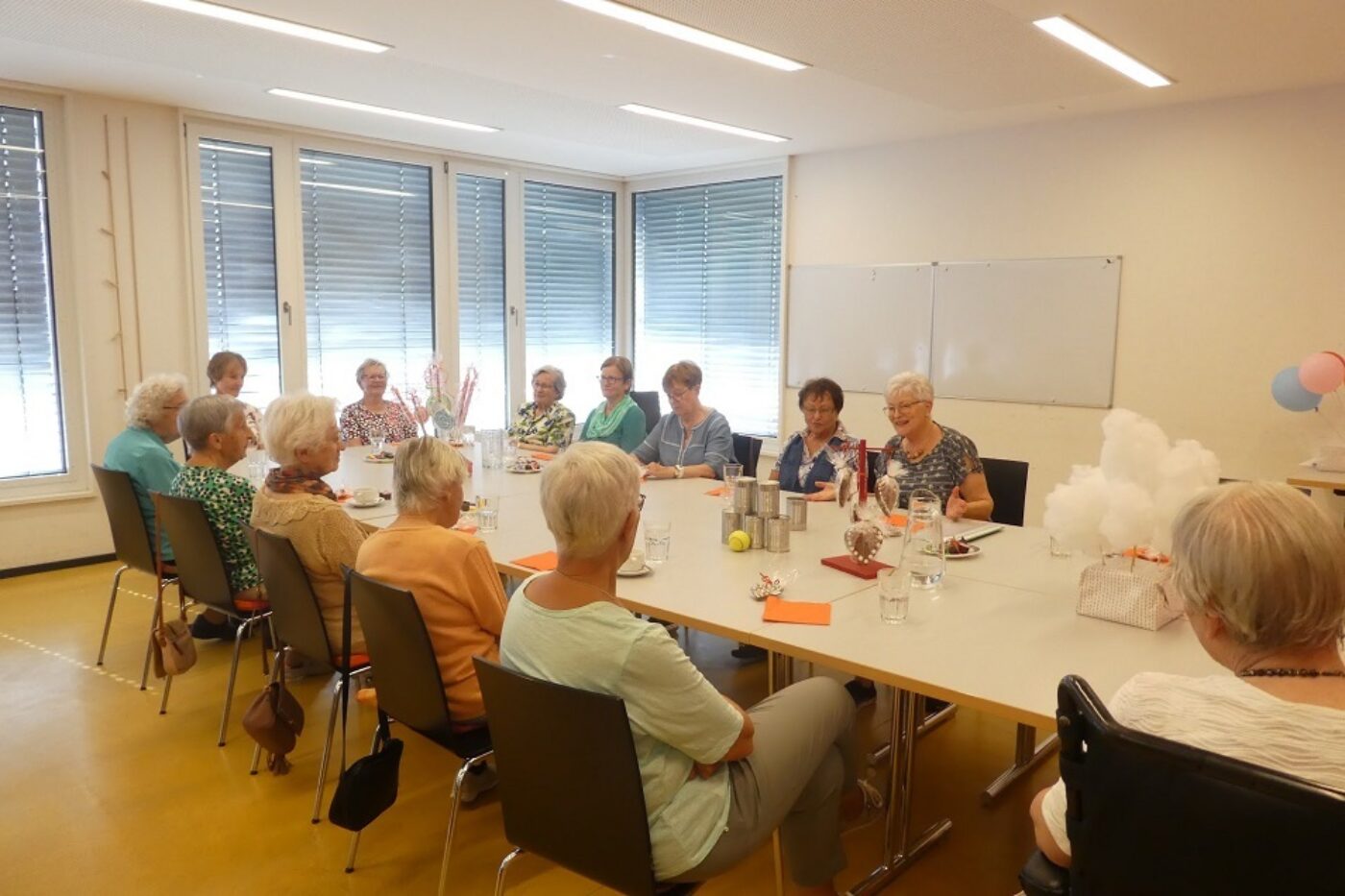 Versammelte Gruppe beim Kafi Erinnerig