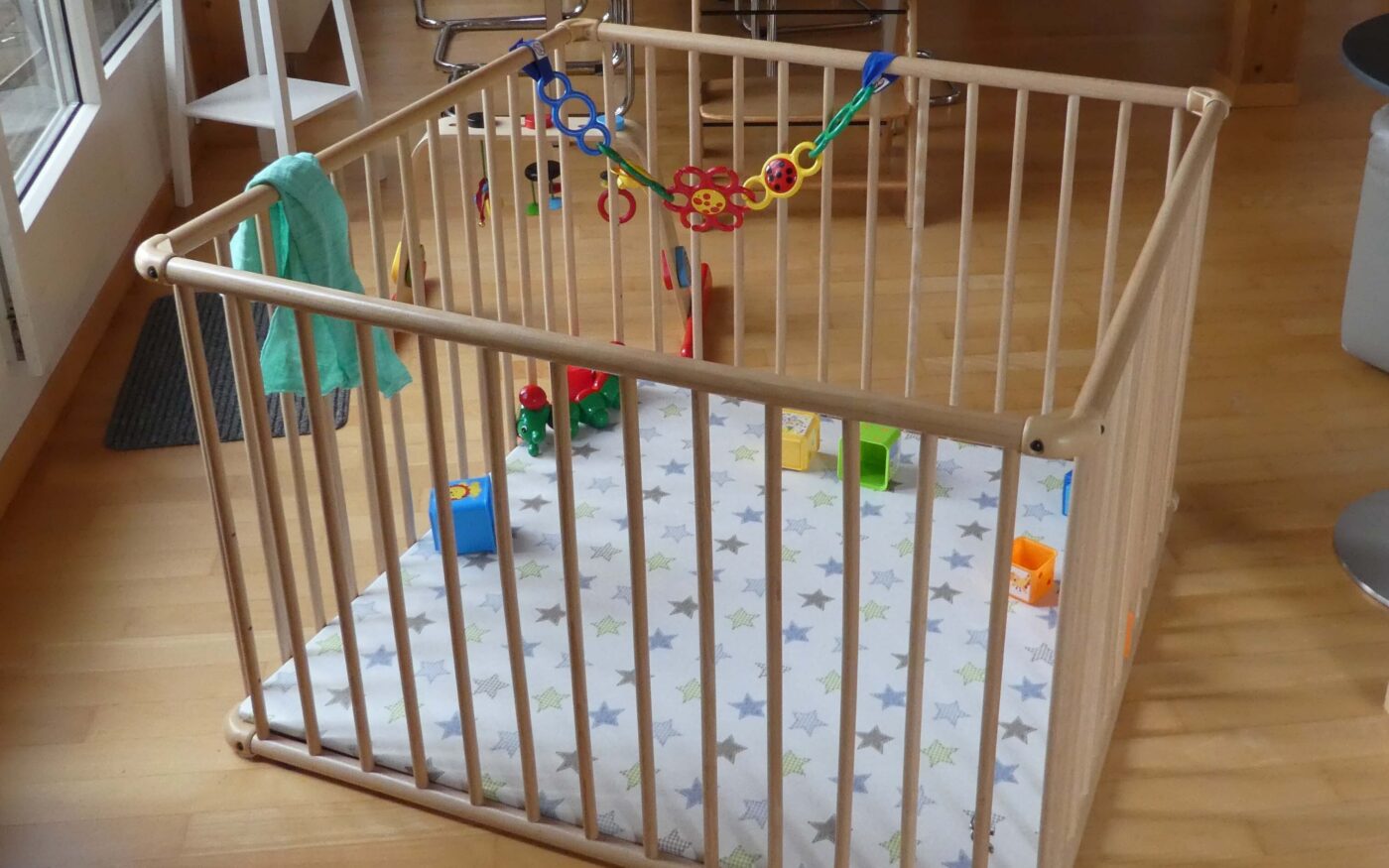 Laufgitter mit Kinderspielzeug drin