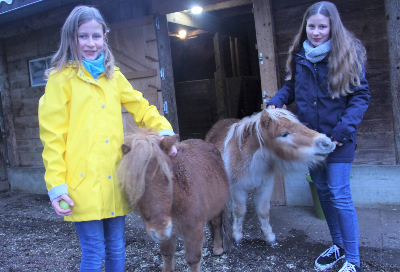 Die zwei Mädchen Kaya und Nika mit einem Pony