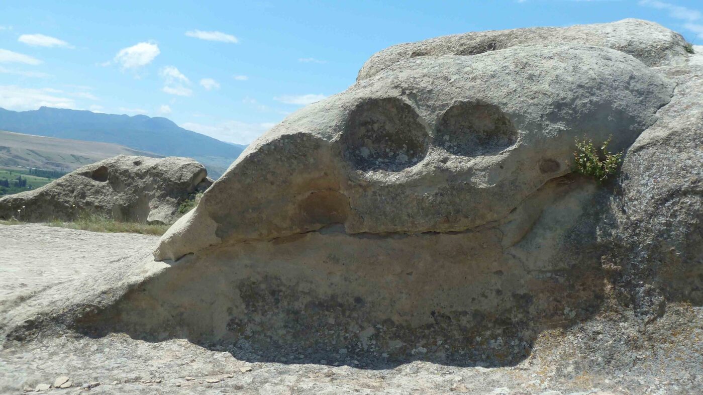Stein mit lachendem Gesicht